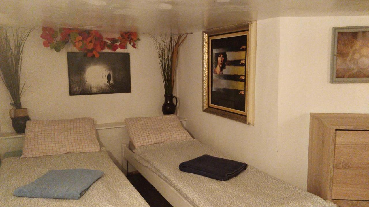 Prague "Above Train Central" Hostel Buitenkant foto