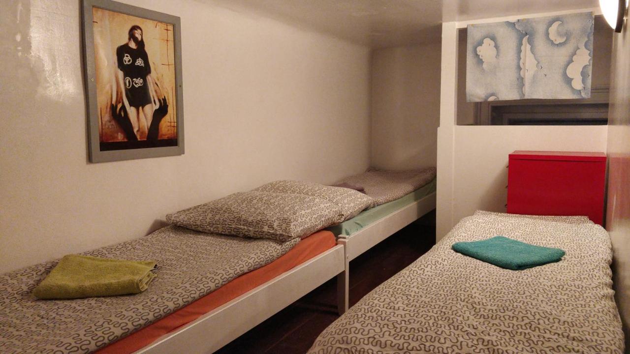 Prague "Above Train Central" Hostel Buitenkant foto